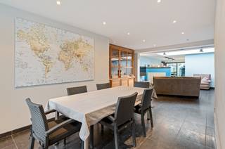 Instapklare woning met tuin in het centrum van WommelgemDeze instapklare gezinswoning biedt 4 slaapkamers én een aangename zuidoost-gerichte tuin. Op...