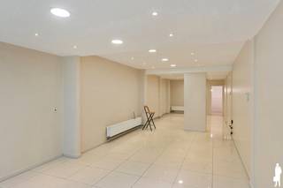 Dit volledig opgefriste commercieel gelijkvloers van ca. 135 m² bevindt zich op een uitstekende locatie in de Quellinstraat, aan de zijde met bijzonder veel passage en op wandelafstand van het Centraal Station, de Keyserlei en talrijke winkels en kantoren. Dankzij de individuele nutsvoorzieningen en het ontbreken van een externe syndicus blijven de vaste kosten bijzonder laag (ca. €70/maand). Het pand staat leeg en kan volledig naar eigen wens worden ingevuld. Daarnaast beschikt het pand over twee zeer ruime kelderbergingen.<br /><br />Indeling<br />Ruime winkelruimte vooraan, ideaal voor retail of dienstverlenende activiteiten.<br />Achteraan bevinden zich een keuken en badkamer.<br />Daarnaast zijn er twee extra kamers die perfect kunnen dienen als stockageruimte of bureel.<br />Achteraan is er bovendien een koer.<br /><br />Bijzonderheden: <br />Individuele verwarmingsketel (Junkers)<br />Individuele meters voor gas, elektriciteit en water<br />EPC: C<br />Horeca niet mogelijk<br />Twee kelderbergingen<br /><br />Kosten & voorwaarden<br />Vaste kosten: ca. €70/maand<br />Geen externe syndicus wat zorgt zeer lage gemeenschappelijke lasten<br />Onmiddellijk beschikbaar voor eigen invulling
