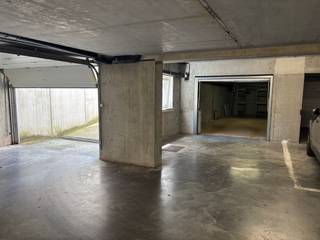 Ruime en vlot bereikbare garagebox te koop in Residentie Duinzicht, gelegen aan Essex Scottishlaan 88 in Westende.<br /><br />Met een <strong>uitzonderlijke oppervlakte van 41 m² (netto = 3,7 m x 9,8 m)</strong> biedt deze garage veel meer dan enkel parkeerruimte. Ideaal als opslagplaats, hobbyruimte of combinatie van beide.<br /><br />Toegang via een <strong>zachte inrijhelling</strong> en <strong>automatische</strong> <strong>poort</strong> (handzender of sleutel). Poortkader: 1,9 m hoog en 2,3 m breed.<br /><br />Onmiddellijk beschikbaar en perfect als investering of voor eigen gebruik.<br />Centrale ligging nabij tram- en busverbindingen.<br /><br />Contacteer ons snel voor deze uitzonderlijke opportuniteit! Via 058 62 30 30.