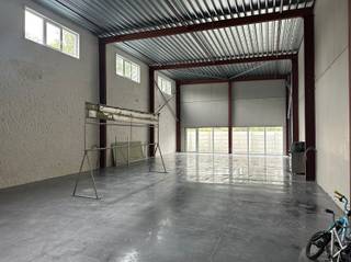 <p><span>Magazijn van 220m² te Leupegem.</span></p><p><span> </span></p><p><span>INDELING</span></p><p><span>Groot magazijn van 220m² met automatische inrijpoort.</span></p><p><span>Vooraan het magazijn zijn er 2 overdekte parkeerplaatsen.</span></p><p><span> </span></p><p><span>LIGGING</span></p><p><span>Gelegen te Leupegem, vlakbij het centrum van Oudenaarde.</span></p><p><span> </span></p><p><span>PRAKTISCH</span></p><p><span>Voor bijkomende info en/of afspraak bel 055 69 68 67 of stuur een mail naar hilde@immodhondt.be</span></p>
