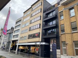 Deze opbrengsteigendom is bijzonder goed gelegen, op een steenworp van de Grote Markt. Het appartementsgebouw bestaat uit 5 ruime...