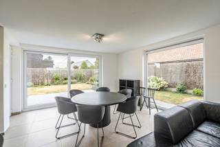 <p><strong>Instapklare halfopen nieuwbouwwoning met tuin, 3 slaapkamers en een rustige ligging op de Paanders</strong></p>
<p>Op zoek naar een recente, instapklare gezinswoning waar comfort, ruimte en een aangename woonomgeving hand in hand gaan? Dan is deze verzorgde halfopen bebouwing op de Paanders zeker een bezoek waard. Dankzij de praktische indeling, de lichtrijke leefruimte en de zonnige tuin is dit een woning waar je je meteen thuis voelt.</p>
<p><strong>Indeling</strong></p>
<p><strong>Gelijkvloers:</strong> inkomhal met gastentoilet, een ruime en lichtrijke leefruimte met volledig ingerichte open keuken (kasten, koelkast, keramische kookplaat, dampkap, oven, …) en een praktische berging/wasplaats. Vanuit de leefruimte stap je rechtstreeks het ruime terras en de aangename tuin in.</p>
<p><strong>Verdieping:</strong> ruime nachthal met plaats voor een bureau- of leeshoek, twee volwaardige slaapkamers en een comfortabele badkamer uitgerust met een inloopdouche, dubbel lavabomeubel en een tweede toilet.</p>
<p><strong>Tweede verdieping:</strong> via een vaste trap bereik je de afgewerkte derde slaapkamer, voorzien van handige ingemaakte kastwanden.</p>
<p>Ook buiten is aan het wooncomfort gedacht. Op de oprit voor de woning parkeer je moeiteloos 3 wagens. De tuin is bovendien bereikbaar via een zijpoortje aan de straatzijde, zodat je fietsen of tuinmateriaal eenvoudig in het tuinhuis kunt plaatsen.<br /><br />BEZOEKMOMENT op DINSDAG 18 AUGUSTUS TUSSEN 17.30 UUR en 19 uur ENKEL NA AFSPRAAK.<br /><br /></p>