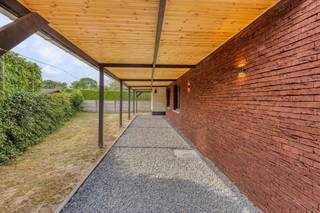 <strong>In kindvriendelijke omgeving gelegen laagbouwwoning met 3 slaapkamers en tuin. De woning werd volledig gerenoveerd.<br />Nog af te werken : vloerafwerking, schilderwerken, tuinaanleg. Zeer gunstige en rustige ligging in het grensdorp Meerle. Opritten snelwegen Breda-Antwerpen-Rotterdam-Eindhoven op 5 km.<br />Indeling :<br />Inkomhal<br />Woonkamer met open keuken :</strong> 7,60 m x 4,75 m : nieuwe aanbouwkeuken met inductie kookplaat, dampkap, combi-oven, vaatwasser, koelkast.<strong> <br />Slaapkamer 1 : </strong>4,07 m x 3,99 m.<strong><br />Slaapkamer 2 : </strong>3,42 m x 3,00 m.<strong><br />Slaapkamer 3 : </strong>2,87 m x 2,20 m.<strong><br />Badkamer : </strong>luxe nieuwe badkamer met ligbad, inloopdouche, badkamermeubel met 2 wastafels.<strong><br />Toilet.<br />Buiten : </strong>tuin, overkapping ter hoogte van de achtergevel, oprit en tuinberging 4,44 m x 3,23 m.<strong><br /><br /><br /></strong>