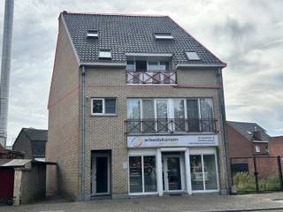 Dit ruime duplexappartement is gelegen op de tweede verdieping en is enkel te bereiken via de trap. Het beschikt over drie slaapkamers, een aangename leefruimte en een praktische indeling. Dankzij de duplexindeling bevinden twee slaapkamers zich op de eerste woonverdieping en is er op de bovenverdieping nog een derde slaapkamer en badkamer. Daarnaast beschikt het appartement over een balkon en een praktische berging.<br /><br />INDELING:<br /><br />TWEEDE VERDIEPING<br />• Inkomhal <br />• Apart toilet <br />• Slaapkamer 1 <br />• Slaapkamer 2 <br />• Berging <br />• Woonkamer <br />• Keuken <br />• Balkon <br /><br />DERDE VERDIEPING<br />• Slaapkamer 3 <br />• Badkamer <br /><br />LIGGING:<br />• Het appartement is gelegen aan het Kerkplein in Bocholt. <br />• Centrale ligging met winkels, horeca en andere voorzieningen in de nabije omgeving. <br />• Goede bereikbaarheid van het centrum en de omliggende gemeenten. <br /><br />EXTRA INFO:<br />• Duplexappartement <br />• Gemeenschappelijke kosten: € 15,00 per maand <br />• Beschikbaar vanaf 1 december <br /><br />Meer weten?<br />Contacteer ons en we helpen je graag dichtblij verder!