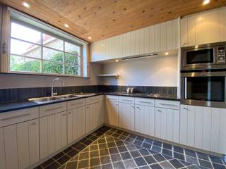 In Oostkerke, deelgemeente van Diksmuide, bevindt zich deze gerenoveerde woning met volgende indeling:GELIJKVLOERS:Ruime leefruimte en bureauhoekje -...