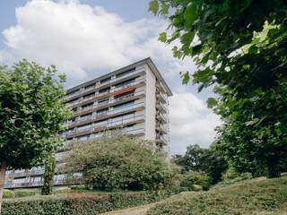 <p>Op de zevende verdieping van een verzorgde residentie ontdek je dit instapklare appartement. Het pand is centraal gelegen, met alle voorzieningen in de nabije omgeving.</p><p><strong>Het appartement bestaat uit</strong> een lichtrijke leefruimte – een praktisch ingerichte keuken voorzien van alle hedendaagse comfort – een badkamer met douchecabine, dubbele wastafel en aansluitingen voor wasmachine en droogkast - twee volwaardige slaapkamers en tot slot een ruime berging.</p><ul><li>Terras met prachtig uitzicht over Merksem</li><li>Autostaanplaats optioneel aan te kopen mits meerprijs</li><li>Conforme elektriciteit</li><li>Gunstige EPC (Label B)</li></ul>