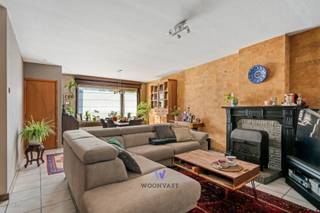Centraal gelegen in Hamme bevindt zich deze ruime en lichtrijke woning met een bewoonbare oppervlakte van ca. 140 m² op een perceel van 240 m².<br /><br />De woning beschikt over een aangename leefruimte met veel natuurlijk licht en een authentieke houtkachel, een keuken, een ruime badkamer en 3 volwaardige slaapkamers. De grote zolder biedt bijkomend potentieel en kan, mits het plaatsen van een vaste trap, ingericht worden als 4e slaapkamer of polyvalente ruimte.<br /><br />Achteraan bevindt zich een rustige, gezellige tuin. Extra troef is de praktische zijtoegang via een poort, ideaal voor fietsen en afvalberging.<br /><br />Sinds 2019 werden reeds enkele werken uitgevoerd, waaronder de plaatsing van een gas condensatieketel, gedeeltelijke vernieuwing van de ramen en bijkomende isolatie. De woning is voorzien van centrale verwarming. De elektriciteit is niet conform en dient nog in orde gebracht te worden.<br /><br />Ideaal voor wie op zoek is naar een ruime woning met potentieel op een centrale ligging.<br /><br />Interesse? Contacteer Senne via 0499 47 10 68 / senne@woonvast.be voor een bezoek.