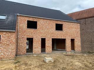 In Bavikhove, een deelgemeente van Harelbeke, realiseert Hectaar nieuwe gezinswoningen. Hier woon je dicht bij allerlei voorzieningen zoals openbaar vervoer, een bakker en een slager. De woningen beschikken over 3 ruime slaapkamers en een lichtrijke leefruimte met een open keuken. Ze worden uitgerust met de nieuwste technieken, waaronder een lucht-water warmtepomp, ventilatiesysteem C+ en zonnepanelen. Je woning wordt opgeleverd tegen een vaste prijs en binnen de afgesproken termijn. <br /><br /><strong>Indeling van de woning:</strong><br />Gelijkvloers: een inkomhal met gastentoilet, ruime en lichtrijke leefruimte met open keuken en een inpandige garage met aanpalende bergruimte. <br />Verdiep: nachthal met apart toilet, 3 ruime slaapkamers waarvan 1 met aparte dressingruimte, een berging en een badkamer met ligbad, inloopdouche en dubbel lavabomeubel. <br />Zolder: te bereiken via het zolderluik. <br /><br /><strong>Extra troeven van de woning:</strong>
<ul>
<li>Vlotte verbinding naar de E17 en openbaar vervoer (station Harelbeke op 3km afstand, bushalte op slechts 150m); </li>
<li>Inpandige garage;</li>
<li>Vloerverwarming op het gelijkvloers in combinatie met lucht/water warmtepomp;</li>
<li>Regenwaterput van 7.500 liter aangesloten op toiletten, wasmachine en buitenkraan.</li>
</ul>
Neem vrijblijvend contact op via verkoop@hectaar.be of 051 69 58 72 voor meer informatie.