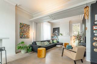 Ontdek deze uitzonderlijke ruime en karaktervolle burgerwoning te Lauwe, nabij het Preshoekbos. <br /><br />Wat deze woning bijzonder maakt:<br />-Instapklaar en uitzonderlijk ruim (± 285 m²) <br />-Authentieke details in combinatie met modern comfort <br />-Centrale en rustige ligging <br />-4 volwaardige slaapkamers, plus een hobby- en bergruimte <br />-Volledig uitgeruste keuken met kwaliteitstoestellen <br />-Verzorgde, onderhoudsarme tuin met vijver en loungeplek <br />-Droge kelder<br /><br />Indeling: Het gelijkvloers verwelkomt u in een sfeervolle leefruimte, ingedeeld in een gezellige zithoek met bar en aansluitend een ruime eetkamer. Daarnaast bevindt zich een praktische berging en een apart toilet. De volledig geïnstalleerde keuken sluit mooi aan bij de eetruimte en is uitgerust met kwalitatieve toestellen en duurzame materialen. Vanuit de leefruimtes heeft u directe toegang tot de verzorgde tuin met vijver en ruime loungehoek. <br />Op de eerste verdieping bevinden zich drie ruime slaapkamers, een handige berging en een verzorgde badkamer met dubbel lavabomeubel en inloopdouche. De tweede verdieping biedt een bijkomende slaapkamer, een polyvalente hobby- of ontspanningsruimte en nog een extra kamer die perfect dienst kan doen als berging of werkruimte.<br /><br />Nieuwsgierig geworden?<br /><br />REF: AI/26058/TK<br />EPC: 372 kWh/m²jaar – UC: 20260420-0003850891-RES-1