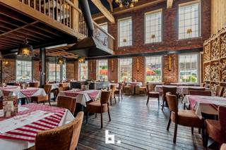 Bent u op zoek naar een unieke opportuniteit in de horecasector? Dan is deze bloeiende horecazaak, dé kans bij uitstek. Strategisch gelegen in het centrum van Kortrijk en jarenlang uitgebaat met passie en vakmanschap, staat deze zaak nu klaar voor een nieuwe ondernemer.<br /><br />Wat maakt deze overname zo interessant?<br />✔ Volledig operationeel: draaiende zaak met uitstekende reputatie en vaste klantenkring<br />✔ Ruime capaciteit: binnen 140 zitplaatsen, ideaal voor grotere groepen of events<br />✔ Uitgebreide oppervlakte: 446m² bruikbare ruimte, flexibel in te delen naar eigen concept<br />✔ Zonnig terras, waar het uiterst aangenaam vertoeven is<br />✔ TOPlocatie: goed zichtbare ligging op een drukke verbindingsas in Kortrijk<br />✔ Stijlvolle inrichting: warme, eigentijdse sfeer – instapklaar zonder grote renovaties<br /><br />Het restaurant is op vandaag een gevestigde naam en waarde, maar biedt tegelijk volop ruimte voor een nieuw verhaal. Of u nu droomt van een eigentijdse brasserie, een gastrobar of een andere culinaire invulling – de basis is er en is ijzersterk.<br /><br />Samengevat:<br />Een unieke horecazaak met bewezen succes, klaar voor onmiddellijke overname. Ideaal voor ambitieuze starters of ervaren horecaondernemers die willen groeien.<br /><br />Geïnteresseerd?<br />Aarzel niet om contact op te nemen voor een bezichtiging of meer informatie. Laat u verrassen door de mogelijkheden van dit prachtige horecapand in Kortrijk.