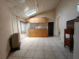 Bent u op zoek naar een woning te koop in Pollinkhove met potentieel en een zonnige tuin? Deze te renoveren woonst op een rustige ligging in Pollinkhove, deelgemeente van Lo-Reninge, biedt een unieke kans om uw eigen stempel te drukken op een eigendom met karakter.<br /><br />Met een bewoonbare oppervlakte van 133 m² beschikt deze woning over een aangename basis om uit te groeien tot een volwaardige gezinswoning of slimme investering. Binnenin vindt u twee slaapkamers, een badkamer, een leefruimte en keuken die volledig naar eigen smaak kunnen worden vernieuwd. Hier creëert u een warme thuis, afgestemd op uw wensen en hedendaags wooncomfort.<br /><br />De zuidgerichte tuin vormt zonder twijfel een absolute troef. Geniet van lange zomerdagen in alle rust, midden in het charmante Pollinkhove. Dankzij de rustige omgeving en parkeermogelijkheden vlakbij combineert deze woning comfort met een vlotte bereikbaarheid. Bovendien bevindt u zich op korte afstand van het centrum van Lo-Reninge, wat zorgt voor een praktische en aangename woonomgeving.<br /><br />Deze woning in Pollinkhove is ideaal voor wie op zoek is naar een renovatieproject met toekomstwaarde. Of u nu wil investeren of zelf wil wonen in een landelijke en toch centrale setting, dit huis biedt tal van mogelijkheden.<br /><br />Ontdek zelf de charme en het potentieel van deze eigendom te koop in Pollinkhove. Contacteer Immo Francois vandaag nog voor een bezoek en laat u verrassen door de kansen die deze woning in Lo-Reninge te bieden heeft.<br /><br />Woning verkopen in Lo-Reninge? Vraag je gratis schatting aan bij Immo Francois, jouw lokale makelaar.