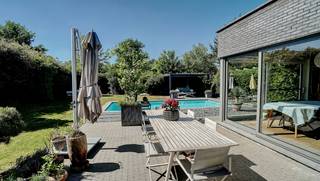 Rustig gelegen ruime exclusieve villa op een perceel van 7a75ca met mooie aangelegde tuin en verwarmd openluchtzwembad en poolhouse. De tuin...