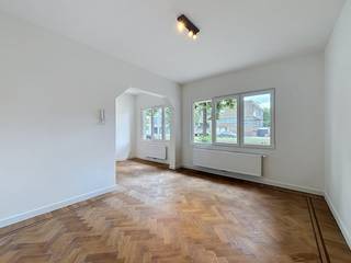 <strong>Gerenoveerd gelijkvloers </strong>appartement met <strong>ruim stadsterras </strong>(ca. 34m2) op gewilde locatie. <br />Het appartement is gelegen in een volledig gerenoveerd <strong>Art-déco gebouw</strong> nabij de verbindingswegen, winkels en het openbaar vervoer.<br />Ook verschillende sportclubs (HC Olympia, TC Brandt, zwembad Wezenberg...) liggen vlakbij, net als cultuurcentrum De Singel en enkele parken. <br /><br /><strong>Indeling:</strong> Inkomhal met aparte wc en ingebouwde kast; keuken met toegang tot de stadstuin welke deels is overdekt, woon- en eetkamer; badkamer en 2 slaapkamers met zicht op de tuin en beide voorzien van rolluiken. <br /><br /><strong>Bijzonderheden:</strong>
<ul>
<li>Onmiddellijk beschikbaar.</li>
<li>Ondergrondse kelder inclusief. </li>
<li>Geen extra maandelijkse kosten. Water, gas en elektriciteit zijn privé voor de huurder. </li>
</ul>