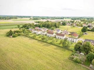 WONING 5: Klassevolle half-open pastorijwoning met een woonopp. van 139,15 m² + carport is gelegen op een perceel van 6a25ca, met een straatbreedte van 12,50m en een diepte van 50m. Rustig gelegen in een groene omgeving, vlakbij het stadscentrum van Hasselt en E-313. <br /><br />INDELING: GELIJKVLOERS: Via de inkomhal met gastentoilet en ruimte voor vestiaire krijgt u toegang tot de ruime woonkamer met aansluitend een open keuken via waar de berging/wasplaats bereikt kan worden. Carport dewelke toegang verleent tot de berging/wasplaats; EERSTE VERDIEP: nachthal met toegang tot de drie ruime slaapkamers, ruime badkamer, apart toilet. TWEEDE VERDIEP: Prachtige open polyvalente ruime van ong. 70m² (vrij in te richten als extra slaapkamer, studio, speelkamer, bureel, ...)<br /><br />WOONERF "BUNDERHOF" TE KURINGEN, dat is stijlvol en rustig wonen in een groene omgeving, vlakbij het stadscentrum van Hasselt en E-313. Dit unieke woonproject bestaat uit 9 klassevolle, duurzame woningen en is gelegen in een rustige, doodlopende straat, grenzend aan natuurgebied. <br />De kleinschaligheid van het project versterkt de exclusieve uitstraling en zorgt voor een intieme, geborgen sfeer. Elke woning werd doordacht ingetekend met oog voor privacy, lichtinval en ruimte. Voor- en achtertuinen vloeien harmonieus in elkaar over en de grote raampartijen verbinden het interieur met het omliggende groen. <br /><br />Dit kleinschalig project bestaat uit 6 half-open bebouwingen met grondoppervlaktes van elk ong. 6a25ca en 3 open bebouwingen met een grondoppervlakte van elk ong. 8a37ca. Bewoonbare oppervlaktes van 125 m² tot 170 m². Prijzen vanaf € 399.900,- (Volledig afgewerkt - exclusief kosten). <br /><br />Meer info: Contacteer Danny op 0471/10.00.69 of 011/22.19.17 of via www.limburgsvastgoed.be