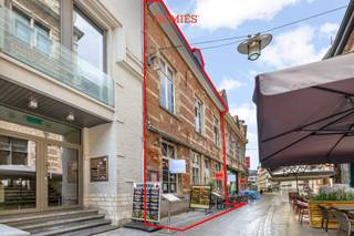Gelegen in de welgekende Muntstraat, één van de meest levendige en drukbezochte straten in het historische centrum van Leuven, bevindt zich dit ruime handelspand op nummer 22. Dankzij de uitstekende ligging en de dagelijkse passage van studenten, inwoners en toeristen geniet het pand van een sterke commerciële zichtbaarheid. Het handelspand is verdeeld over verschillende verdiepingen en beschikt op het gelijkvloers over een handelsruimte met bar van ca. 70 m². Op de eerste verdieping bevinden zich twee afzonderlijke ruimtes van ca. 7 m² en 27 m², evenals een mannentoilet van ca. 5 m² en een vrouwentoilet van ca. 4,5 m². De tweede verdieping omvat een bijkomende ruimte van ca. 15 m² en een ruime berging van ca. 30 m². Daarnaast beschikt het pand over een kelder, die bijkomende opslagmogelijkheden biedt.Dankzij de bestaande bar, de ruime indeling en de verschillende nevenruimtes biedt het pand tal van mogelijkheden voor een commerciële of horecagerelateerde invulling. Huurprijs: € 3.500 per maand. Een interessante opportuniteit voor wie op zoek is naar een ruim handelspand op een absolute toplocatie in hartje Leuven. Neem gerust contact met ons op voor meer informatie of een bezichtiging via info@homies.be