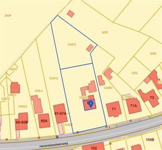 <p><span>Bouwgrond met vrijstaande woning gelegen op een uitzonderlijk breed perceel met een prachtig groen uitzicht en een topligging op fietsafstand van het centrum van Heist. Winkels, scholen en het openbaar vervoer (trein- en busstation) bevinden zich in de directe omgeving.</span></p><p><span> </span></p><p><span>Na afbraak van de woning komt deze bouwgrond in aanmerking voor </span><span>verkaveling in 2 bouwloten</span><span> waarbij u op elk lot een vrijstaande ééngezinswoning kan bouwen met volgende kenmerken per bouwlot:</span></p><p><span>- Perceelsbreedte 16m per lot<br />- Bouwbreedte 10 meter max<br />- Bouwdiepte 17 meter max, twee bouwlagen<br />- Schuin dak<br />- Kroonlijsthoogte max 6,5m te rekenen vanaf maaiveldhoogte thv voorgevelbouwlijn<br />- Nokhoogte max 11m<br />- Bijgebouw mogelijk tot 40m² vrijstellingenbesluit.</span></p><p><span> </span></p><p><span>Beide bouwloten genieten een prachtig open groen zicht. </span></p><p><span> </span></p><p><span>Opmetingsplan beschikbaar. </span></p><p><span><br />Bent u op zoek naar een te verkavelen perceel met veel potentieel op een uitstekende locatie? <br />Neem dan contact op met Dupont Vastgoed voor meer informatie op 015 15 15 15. </span></p><p><span> </span></p>
