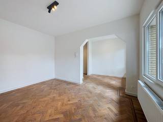 <strong>Gerenoveerd gelijkvloers </strong>appartement met <strong>ruim stadsterras </strong>(ca. 34m2) op gewilde locatie. <br />Het appartement is gelegen in een volledig gerenoveerd <strong>Art-déco gebouw</strong> nabij de verbindingswegen, winkels en het openbaar vervoer.<br />Ook verschillende sportclubs (HC Olympia, TC Brandt, zwembad Wezenberg...) liggen vlakbij, net als cultuurcentrum De Singel en enkele parken. <br /><br /><strong>Indeling:</strong> Inkomhal met aparte wc en ingebouwde kast; keuken met toegang tot de stadstuin welke deels is overdekt, woon- en eetkamer; badkamer en 2 slaapkamers met zicht op de tuin en beide voorzien van rolluiken. <br /><br /><strong>Bijzonderheden:</strong>
<ul>
<li>Onmiddellijk beschikbaar.</li>
<li>Ondergrondse kelder inclusief. </li>
<li>Geen extra maandelijkse kosten. Water, gas en elektriciteit zijn privé voor de huurder. </li>
</ul>