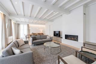 <p><span>Een villa, ideaal voor groot gezin of wie ruimte kan gebruiken voor beroep of hobby<br /></span><span><br />Deze villawoning werd met liefde bewoond en gebouwd met kwalitatieve materialen, een degelijke constructie en een gevel die er na al die jaren nog steeds staat alsof ze gisteren werd afgewerkt.<br /><br />De ruime inkomhal, afgewerkt met een mooie travertinvloer, zet meteen de toon. <br />Links open je de deur naar een grote leefruimte: een gezellige zithoek rond de haard vormt het hart van het huis, met aansluitend plaats voor een lange eettafel. <br />Achterliggend vind je de ruime keuken, met directe toegang tot een zonnig terras. <br />Rechts van de hal zit een apart bureau.<br />Op het gelijkvloers zijn er verder twee grote slaapkamers en een badkamer. <br />Boven wachten nog eens drie ruime slaapkamers, een XL nachthal, een tweede toilet, een zolder en een praktische bergruimte die je makkelijk omtovert tot tweede badkamer.<br />En dan is er nog de volwaardige kelderverdieping onder de volledige woning, met dubbele inpandige garage, wasplaats en meerdere bergruimtes. <br />Ruimte voor je hobby, je materiaal, je zelfstandige activiteit.<br /><br />Buiten geniet je minstens even hard. <br />Op het terras zit je heerlijk in de zon, terwijl de tuin alle ruimte biedt om kinderen te laten ravotten.<br /><br /><br /></span><span>Extra<br /></span><span>/ binnen- en buitenramen<br />/ regenwaterput 3000l<br />/ buitenluiken<br />/ elektriciteit conform<br />/ zonneluifel<br />/ hoger gelegen<br /><br /><br /></span><span>Troeven<br /></span><span>/ heel veel woonruimte<br />/ XL kelder<br />/ kwalitatieve materialen en degelijke constructie<br /><br /><br /></span><span>Ligging<br /></span><span>Hier woon je in een gezellige buurt in een leuk dorp.<br />Verse bloemen haal je bij de buren in de pluktuin, honing bij de imker, en wandelen of fietsen doe je langs het 'Vaardeken'. <br />Kluizen is een hecht dorp met een lagere school en een bruisend verenigingsleven.<br />De bereikbaarheid via R4 is een troef.<br /><br /><br /><br /></span><span>Disclaimer: sommige beelden werden met AI bewerkt.</span></p>
