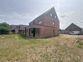 Dit nieuwbouwproject omvat 3 ruime woningen telkens met carport en tuin, gelegen in een rustige woonwijk in Desselgem.Het project omvat 1...