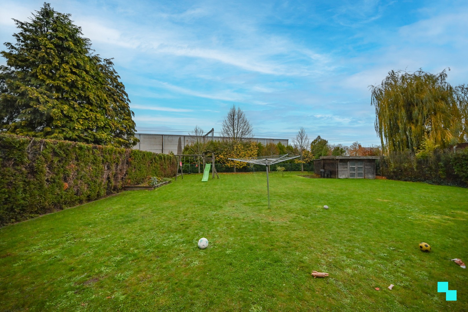 Vrijstaande villa met vier slaapkamers op perceel van ca. 1717 m² - foto 2