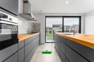 In een recente en goed onderhouden residentie uit 2022 bevindt zich dit lichtrijke duplex-appartement met een bewoonbare oppervlakte van ca. 130 m². Dankzij de indeling over zowel het gelijkvloers als de eerste verdieping geniet het appartement van een stadstuin met berging én twee ruime terrassen.<br /><br />Bij het betreden van het appartement kom je terecht in een ruime inkomhal met gastentoilet. Aansluitend bevindt zich de volledig ingerichte leefkeuken, voorzien van alle moderne toestellen en met voldoende ruimte voor een eetplaats. De aangename leefruimte biedt dankzij de grote raampartijen overvloedig natuurlijk licht. Daarnaast is er ook een praktische berging aanwezig.<br /><br />Op het gelijkvloerse niveau bevinden zich twee volwaardige slaapkamers, waarvan één met een inloopdouche. De ruime badkamer is ingericht met een ligbad. Beide slaapkamers bieden rechtstreekse toegang tot de gezellige stadstuin met tuinberging.<br /><br />Het appartement wordt verwarmd via centrale verwarming met vloerverwarming, is voorzien van hoogrendementsbeglazing en is geïsoleerd volgens de huidige normen wat zorgt voor een aangenaam comfort en een energiezuinige score.<br /><br />De residentie beschikt verder over een gemeenschappelijke fietsenberging en bevindt zich op een centrale locatie, vlakbij winkels, openbaar vervoer en belangrijke verbindingswegen.<br /><br />Benieuwd naar dit unieke duplex-appartement? Aarzel niet om een bezoek in te plannen en laat je verrassen wat dezee woning te bieden heeft!<br /><br />
