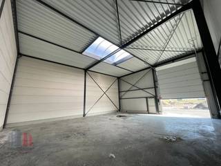 Nieuwbouw KMO-unit met een oppervlakte van +/- 342 m² en minstens 1 privatieve parkeerplaats te koop. Het casco magazijn is opgebouwd uit...