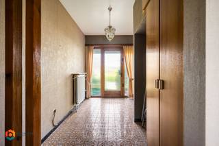 Op een toplocatie in Putte bevindt zich deze charmante, landelijke woning met 3 à 4 slaapkamers, een dubbele garage en extra bergruimte, gelegen op een prachtig perceel van maar liefst 1.998 m². Dankzij de gunstige ligging geniet u van een vlotte bereikbaarheid via belangrijke invalswegen, terwijl het centrum met winkels, scholen en openbaar vervoer zich op fietsafstand bevindt.<br /><br />Via de ruime inkomhal met vestiaire betreden we de volledig gelijkvloerse woning. De lichtrijke leefruimte wordt gekenmerkt door grote raampartijen die een mooi uitzicht bieden op de tuin en de omliggende weilanden. Hier is voldoende plaats voor een gezellige zithoek en een aparte eetruimte. Aansluitend bevindt zich de volledig uitgeruste keuken, voorzien van de nodige toestellen en met toegang tot de veranda.<br />Verder treffen we een praktische hal met berging en een apart gastentoilet. De nachthal leidt naar drie volwaardige slaapkamers en een extra kamer die perfect kan dienen als bureau of kinderkamer. Daarnaast is er een badkamer en bijkomende bergruimte aanwezig. De woning beschikt bovendien over een inpandige garage en een extra buitenberging/garage.<br /><br />Een grote troef is de zeer ruime opbergzolder. Het prachtig aangelegde perceel met royale tuin vormt een oase van rust en privacy, ideaal om volop te genieten van de groene omgeving en het buitenleven. Het terras zorgt voor extra comfort en de volledig omheinde tuin maakt het geheel compleet.<br /><br />Dit is een uitstekende opportuniteit als u op zoek bent naar een woning gelegen op een uniek perceel van 1998 m². Contacteer ons voor meer informatie op 0475 47 59 76 of via info@boonstravastgoed.be<br /><br />Bijzonderheden:<br />- 3 tot 4 slaapkamers<br />- Veranda, terras en tuin<br />- Ruim perceel van 1998 m²
