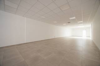 Ruime handels/kantoorruimte van 179m² in het centrum van Hoogstraten met mogelijkheid tot aankoop vier achterliggende staanplaatsen. EPC A...