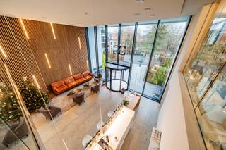 Ideaal gelegen in het centrum van La Hulpe, in de serviceflatresidentie Le Cénacle, biedt dit éénslaapkamerappartement een comfortabele,...