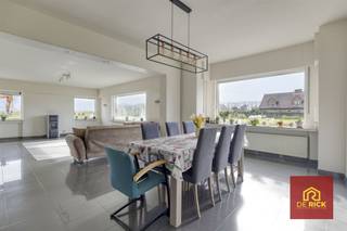 Deze ruime perfect instapklare woning is een aanrader ! Via de inkomhall komt u in een grote lichtrijke leefruimte en volledig ingebouwde keuken...
