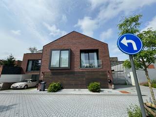 Deze prachtige en unieke loft is beschikbaar vanaf 1 juni 2026, het heeft een privatieve inkomhall, toilet apart, bergplaats voor fietsen, op de eerste verdieping is er een leefruimte met woonkamer en open eetkeuken, het appartement heeft 2 slaapkamers en twee badkamers, zonnig terras <br />het appartement is een juweel en perfect in orde, instapklaar.<br />geen telefonische inlichtingen.<br />voor een afspraak : gelieve uw huurprofiel aan te maken via www.mijnhuurprofiel.be<br />en de pdf die u vervolgens ontvangt te bezorgen aan Stefaan@intrabouw.be, ik contacteer u om een afspraak te maken.