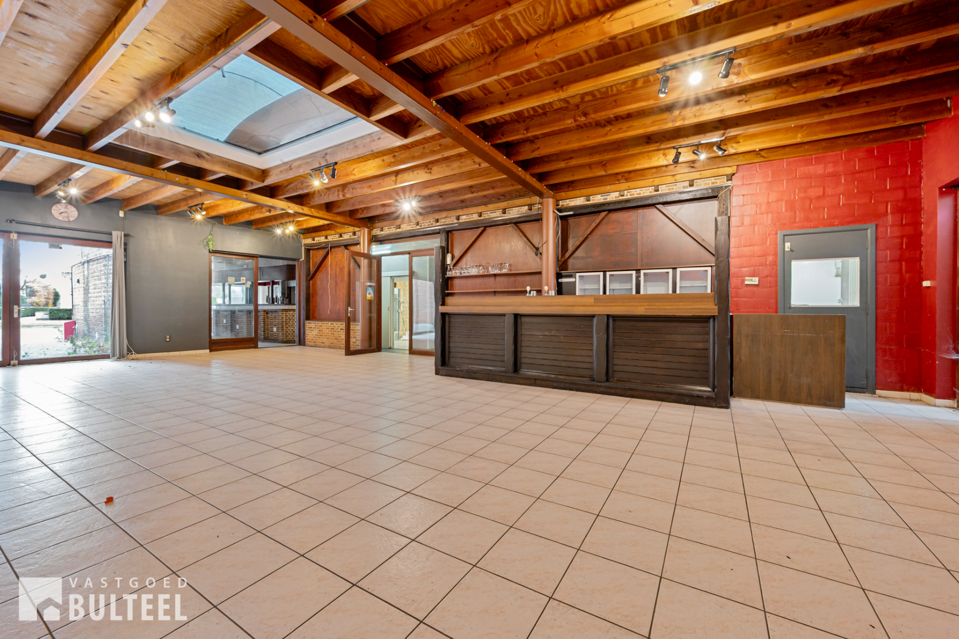 Handelspand met woonst en polyvanlente zaal op toplocatie! - foto 5