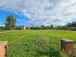 Ruim perceel bouwgrond geschikt voor het optrekken van een kleinschalige woning. Het perceel van 24a 83ca is rustig gelegen in een groene omgeving. Permanent wonen is toegelaten. Oppervlakte: 24a 83ca. Oriëntatie: zuidoosten. Gvg, Gdr, Gmo, Vkr, Gvv. P-score: D.<br /><br />STEDENBOUWKUNDIG:<br />Stedenbouwkundige vergunning: nee<br />Stedenbouwkundige bestemming: recreatiegebied - RUP "Brugstraat"<br />Geen rechterlijke herstelmaatregel of bestuurlijke maatregel opgelegd.<br />Voorkooprecht: ja (OCMW Haacht - gemeente Haacht - Woontrots - provincie Vlaams-Brabant)<br />Verkavelingsvergunning: nee <br />P-score: D<br />De voorschriften van het RUP "Brugstraat" dienen gevolgd te worden.