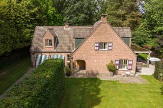 <p>In een rustige en residentiële straat in het gegeerde Schilde-Bergen bevindt zich deze uitzonderlijk verzorgde en volledig gemeubileerde villa, beschikbaar voor een huurperiode van één jaar (vanaf november 2026 en eventueel verlengbaar). De woning combineert hoogwaardige afwerking, hedendaags wooncomfort en een luxueuze wellnessbeleving in een groene en discrete omgeving nabij openluchtschool Sint-Ludgardis.</p>
<h4><span>Indeling<br /></span></h4>
<p>Ruime inkomhal op authentieke terracottategel, voorzien van een vestiaire. Aansluitend bevindt zich een gastentoilet met handenwasser.<br />De inpandige garage (35m²) met elektrische poort geeft toegang tot de praktische wasplaats, uitgerust met wasmachine, droogkast en bijkomende kastruimte.<br />De leefruimte op eiken parket straalt warmte en gezelligheid uit dankzij de ingebouwde houthaard. <br />De recent vernieuwde luxueuze leefkeuken, afgewerkt met Belgische blauwe hardsteen, natuurstenen werkbladen en vloerverwarming, is uitgerust met hoogwaardige toestellen waaronder een Miele stoomoven/magnetron, ingebouwde Miele koffiemachine, Smeg 5-pits inductiekookplaat, Smeg oven, Quooker-kraan, koelkast en vaatwasser. Het centrale eiland met dubbele spoelbak en gezellige ontbijthoek maakt deze ruimte ideaal voor dagelijks gebruik. Een geïntegreerde Sonos-geluidsinstallatie vervolledigt het geheel.</p>
<h4><span>Verdieping</span></h4>
<p>De nachthal op eiken parket geeft toegang tot vier ruime slaapkamers:<br />Een masterbedroom van 27,83 m² met ingemaakte kasten en een ensuite badkamer voorzien van ligbad, dubbele lavabo en toilet.<br />Slaapkamer 2 van 28,93 m² met ingemaakte kasten.<br />Slaapkamer 3 van 15,58 m² met lavabo en toegangsluik naar de bergzolder.<br />Slaapkamer 4 van 24,15 m².</p>
<p>Daarnaast beschikt de verdieping over een tweede badkamer uitgerust met een inloop-regendouche, lavabomeubel en toilet.</p>
<h4><span>Buitenleven &amp; wellness</span></h4>
<p>Het overdekt terras in volle eik beschikt over een sfeervolle loungehoek, tafelhaard en geïntegreerde Sonos-geluidsinstallatie.</p>
<p>Het exclusieve wellnessgedeelte omvat:</p>
<ul>
<li>Een jacuzzi voor 5 personen;</li>
<li>Een buitendouche;</li>
<li>Een houtgestookte Finse sauna voor 4 personen;</li>
<li>Een comfortabele relaxruimte;</li>
<li>Terrasverwarmers voor optimaal gebruik in elk seizoen.</li>
</ul>
<p>De volledig omheinde tuin geniet van optimale privacy en is bereikbaar via een automatische toegangspoort.</p>
<h4><span>Extra's</span></h4>
<ul>
<li>Volledig gemeubileerde verhuur</li>
<li>Huurcontract van 1 jaar</li>
<li>Niko Home Control</li>
<li>360° camerabewaking</li>
<li>Alarminstallatie</li>
<li>Videofoon</li>
<li>Automatische buitenverlichting</li>
<li>Automatische tuinberegening</li>
<li>Vernieuwde elektrische installatie</li>
<li>Forfait van 500€ / mnd voor de verwarmingskosten, verwarming water en tuinonderhoud</li>
</ul>
<p>De woning is gelegen in een rustige en residentiële omgeving gekenmerkt door groene lanen, kwalitatieve villabebouwing en een hoge woonkwaliteit. Schilde staat bekend om zijn landelijke karakter en uitstekende bereikbaarheid richting Antwerpen, Brasschaat en Wijnegem.</p>
<p>In de onmiddellijke omgeving bevinden zich tal van wandel- en fietsmogelijkheden, scholen, sportfaciliteiten, winkels en horecazaken.</p>
<p>Een unieke kans voor wie tijdelijk wil genieten van exclusief wonen in een volledig instapklare en luxueus ingerichte villa.<br /><br />De maandelijkse huurprijs bedraagt 3.950€ + 500€ forfait.</p>