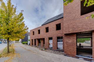 Deze moderne nieuwbouwwoning combineert comfort, kwaliteit en een doordachte indeling. <br />Op het gelijkvloers verwelkomt een ruime inkomhal met gastentoilet je in de woning. De lichte leefruimte met halfopen keuken vormt het hart van het huis, met uitzicht op de tuin. Aansluitend aan de keuken bevindt zich een praktische berging/wasplaats.<br /><br />Op de eerste verdieping vind je 3 aangename slaapkamers, een afzonderlijk toilet en een stijlvolle badkamer. Via een vaste trap bereik je de afgewerkte zolderverdieping, ideaal als extra slaapkamer, bureau of hobbyruimte.<br /><br />De koper kan, indien gewenst, nog een garage en tuinberging plaatsen in de achtertuin. <br />Achteraan het perceel is er eveneens ontsluiting via een gemeenteweg. <br /><br />De woning is afgewerkt met kwalitatieve materialen en voorzien van vloerverwarming op aardgas, sanitaire installatie (geen sanitaire toestellen), ventilatiesysteem type D, gekeurde elektrische installatie met zonnepanelen, regenwaterpomp (geplaatst in de regenwaterput), gepleisterd en volledig gechapt. Tevens is een binnentrap in beuk voorzien. <br /><br />De koper staat nog in voor: sanitaire toestellen met meubilair, vloeren &amp; faïence, parket/laminaat, binnendeuren, keuken en verdere afwerkingen (schilderwerken e.d.). <br />Indien gewenst kan dit uitgevoerd worden door de aannemer (>> zie publicatie 'LOT 2 - AFGEWERKT'). <br /><br />Een woning die klaarstaat om jouw thuis te worden — comfortabel, energiezuinig (E-peil 13*) en met oog voor detail.<br /><br />Grondaandeel: € 110.000,00 (excl. notaris, aandeel verkavelingsakte, prekadastratie, .. **)<br />Constructie: €225.000,00 (excl. 21% BTW)<br /><br />*Kopers kunnen genieten van een vermindering van onroerende voorheffing van 50% gedurende de eerste 5 jaar van 50%.<br /><br />** Kosten voor nutsaansluitingen (€ 3744,47 excl. btw), aandeel verkavelingsakte (€ 800,00 excl. btw), prekadastratie (€ 250,00 excl. btw) en notaris te dragen door de koper.