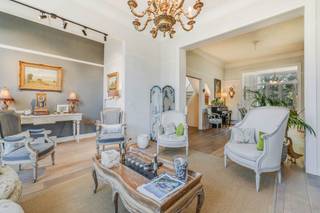 <div>
<p>Ontdek deze prachtige triplex, gelegen in het hart van de prestigieuze Avenue Eugène Demolder – bekend om de kwaliteit van haar architectonisch erfgoed – in een klein appartementencomplex en volledig gerenoveerd in 2022 met hoogwaardige materialen.<br /><br />Achter de prachtige gevel van Franse natuursteen combineert dit pand op perfecte wijze de charme van het verleden met hedendaags comfort. Het is licht en uitstekend onderhouden en valt op door de royale ruimtes, de verzorgde afwerking en de gezellige sfeer.<br /><br />De leefruimte biedt een gezellige en elegante omgeving waar karakteristieke elementen harmonieus samengaan met een moderne en verfijnde renovatie. De volledig uitgeruste keuken, die zowel esthetisch als functioneel is, sluit naadloos aan op de ontvangstruimtes.<br />Het slaapgedeelte bestaat uit drie mooie slaapkamers, waaronder een aangename oudersuite met een eigen kleedkamer, een eigen doucheruimte en een toilet. De twee andere slaapkamers, die comfortabel en licht zijn, delen een tweede doucheruimte met toilet. Een derde apart toilet maakt het geheel compleet voor optimaal dagelijks comfort.<br /><br />De prachtige terrassen vormen een echte troef van het pand: ze vormen een aangename uitbreiding van de leefruimtes en zijn de ideale plek om in alle rust van de mooie dagen te genieten.<br /><br />Ook op technisch vlak is aan alles gedacht: elektriciteit voldoet aan de voorschriften, een Bosch-gascondensatieketel, een recente boiler, kozijnen met dubbele beglazing en een EPC-klasse E. Een zeldzaam object op de markt, dat karakter, comfort en hoogwaardige voorzieningen combineert, ideaal gelegen nabij het Square Riga, het Hamoir-park, winkels, openbaar vervoer en alle voorzieningen. Een gegarandeerde favoriet voor liefhebbers van karaktervolle woningen die direct bewoonbaar zijn.</p>
</div>
<p><strong><br />Hoogtepunten:</strong></p>
<ul>
<li>Triplex met een bewoonbare oppervlakte van ± 170 m² in een elegant karakteristiek huis in Schaerbeek</li>
<li>Prachtige gevel van Franse natuursteen</li>
<li>Geslaagde combinatie van oude charme en modern comfort</li>
<li>Ruime kamers, hoge plafonds en massief houten parket</li>
<li>Volledige renovatie uitgevoerd in 2022 met hoogwaardige materialen</li>
<li>Uitstekende algemene staat van onderhoud</li>
</ul>
<p><b>2e verdieping:</b></p>
<ul>
<li>Entree</li>
<li>Aparte toiletruimte met wastafel</li>
<li>Lichte woonkamer van ± 49 m², bestaande uit drie aaneengesloten ruimtes</li>
<li>Balkon van ± 1,5 m²</li>
<li>Volledig uitgeruste, moderne en functionele keuken</li>
</ul>
<p><strong>Tussenverdieping:</strong></p>
<ul>
<li>Eerste terras van ± 9,5 m² op het zuidoosten</li>
</ul>
<p><strong>3e verdieping:</strong></p>
<ul>
<li>Voorste slaapkamer van ± 14,5 m²</li>
<li>Achterste slaapkamer van ± 17 m² met toegang tot een tweede terras van ± 11 m²</li>
<li>Douchekamer met inloopdouche, dubbele wastafel en toilet van ± 5,5 m²</li>
</ul>
<p><strong>4e verdieping:</strong></p>
<ul>
<li>Ouderslaapkamer van ± 14,5 m²</li>
<li>Ingerichte kleedkamer van ± 4,5 m²</li>
<li>Inloopdouche met grote wastafel en toilet van ± 7 m²</li>
<li>Toegang tot de zolder met extra opbergruimte</li>
</ul>
<p><b>Kelder:</b></p>
<ul>
<li>Kelder nr. 4</li>
</ul>
<p><strong>Technische kenmerken:</strong></p>
<ul>
<li>Elektriciteit conform</li>
<li>Bosch-gascondensatieketel met recente boiler</li>
<li>PVC-kozijnen met dubbele beglazing</li>
<li>Recent dak met verhoging gerealiseerd met vergunning</li>
<li>PEB E</li>
<li>Stedenbouwkundige situatie in orde</li>
<li>Kosten van ± 98 €/maand (gemeenschappelijke kosten en reservefonds)</li>
</ul>
<p><b>Locatie:</b></p>
<ul>
<li>Bevoorrechte ligging aan de prestigieuze Avenue Eugène Demolder</li>
<li>In het hart van de gewilde woonwijk Square Riga</li>
<li>In de onmiddellijke nabijheid van winkels, scholen, openbaar vervoer en alle voorzieningen</li>
<li>Snelle toegang tot het station van Schaarbeek en de belangrijkste verkeersaders</li>
</ul>