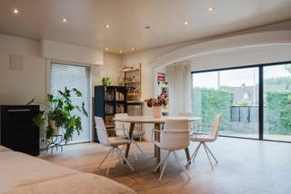Deze vrijstaande woning in Harelbeke langs de Kortrijksesteenweg biedt verrassend veel ruimte, een grote tuin en heel wat troeven. Via de oprit bereik je de garage van 55 m² met toegang tot de tuin. <br /><br />De inkomhal geeft toegang tot de bijzonder ruime leefruimte met parket en veel lichtinval. Aansluitend bevindt zich de vernieuwde keuken met zitgedeelte. Op het gelijkvloers zijn er 2 slaapkamers en een badkamer die nog naar eigen smaak kunnen worden opgefrist. Boven zijn er nog 3 slaapkamers, waarvan 1 met dressing en een vernieuwde badkamer met douche, toilet en lavabo meubel.<br /><br />De kelder doet dienst als was- en bergruimte en geeft toegang tot de tuin. Buiten geniet je van een terras met luifel en een tuin rondom de woning.<br /><br />Extra troeven: grotendeels vernieuwde ramen & elektrische rolluiken, elektrische zonwering aan de veluxramen, vliegramen, zonnepanelen, condenserende ketel, vernieuwd en geïsoleerd dak en regenwaterput van 10.000 liter. De meeste werken dateren van 2023.<br /><br /><br />Waarom dit aanbod overwegen?<br /><br />✔ Vrijstaand<br />✔ 5 slaapkamers + dressing<br />✔ 55 m² garage<br />✔ 2 badkamers<br />✔ 8 zonnepanelen<br />✔ Dak vernieuwd & geïsoleerd<br />✔ Regenwater 10.000 l<br /><br />Interesse, bel 0471 69 44 30<br />Attesten & documenten: www.nestr.be