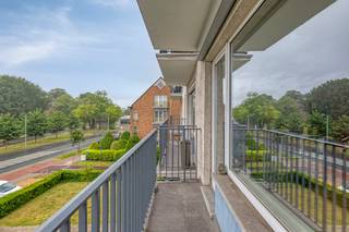 Perfect onderhouden, ruim 2-SLAAPKAMERapp. met 2 TERRASSEN en GARAGEBOX op TOPLOCATIE met uiterst vlotte bereikbaarheid. Dit app (2°V) is in onberispelijke staat en huist in een verzorgde residentie met lift. Omvat: inkomhal met vestiaire en toilet, royale lichtovergoten living (grote raampartijen + parketvloer) met toegang tot het terras vooraan (met elektrische zonneluifel en zicht op het groen), ingerichte keuken (voorzien van: vaatwas, dubbele gootsteen, combi-oven, ijskast, inductiekookplaat, dampkap), 2 ruime slaapkamers, zonnig terras achteraan, vernieuwde badkamer (inloopregendouche, lavabomeubel, aansluiting wasmachine). Super locatie: vlakbij winkels, station, openbaar vervoer, centrum, invalswegen... Extra troeven: GOEDGEKEURDE ELEKTRICITEIT, dubbel glas in PVC, parlofoon, waterontharder, private KELDERberging. Incl. GARAGEBOX achterliggend het gebouw. Enkel uw meubels ontbreken nog!
