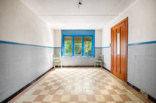 Deze open bebouwing in Linter biedt een unieke kans voor wie op zoek is naar een project met potentieel. Het perceel van maar liefst 18a80 staat garant voor volop ruimte en mogelijkheden om er een droomwoning naar eigen wens te realiseren. Momenteel is het bestaande pand volledig te verbouwen, waardoor u met een quasi blanco blad kunt starten. De bestaande woonoppervlakte van 87 m² en twee slaapkamers vormen een basis, maar het echte pluspunt is de grote tuin en het ruime perceel die uitnodigen om groot uit te pakken en een woning te ontwerpen die helemaal aansluit bij uw woonwensen. Gelegen in een rustige en groene omgeving in Linter, combineert deze locatie het beste van buitenleven met een goede bereikbaarheid. Deze woning is rustig gelegen in agrarisch gebied maar wordt stedenbouwkundig als zonevreemd beschouwd. Verbouwingen kunnen mogelijk zijn binnen de zonevreemde basisrechten, voor zover het hoofdzakelijk vergunde of vergund geachte karakter van de woning wordt vastgesteld. Verdere informatie kan worden verkregen bij de bevoegde dienst Omgeving van de gemeente Linter.