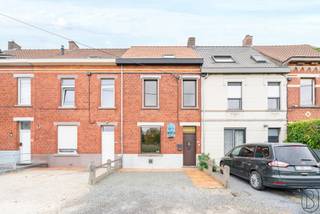 <p>Rustig gelegen woning met vernieuwd dak en veel POTENTIEEL, aan de voet van het Muziekbos! Deze charmante woning geniet van een rustige, aangename locatie met handige oprit en zuidgerichte tuin. Ideaal voor wie op zoek is naar een woning met karakter en mogelijkheden.<br /><br />INDELING: inkom- en traphal, gezellige leefruimte, keuken (geïnstalleerd), veranda, badkamer met ligbad en douche, toilet, wasplaats en kelder. Op de eerste verdieping bevinden zich 2 slaapkamers. Grote zolder met mogelijkheid tot extra kamer(s) en een NIEUW GEÏSOLEERD DAK! Buiten: leuke zuidgerichte tuin, oprit met 1 buitenstaanplaats en een tuinhuis van ca. 10 m². Bovendien werd de elektriciteit reeds vernieuwd.<br /><br />Wat maakt dit pand uniek?<br />♦ ligging aan de voet van het Muziekbos – rustige en groene omgeving – nieuw geïsoleerd zadeldak – zuidgerichte tuin – veranda en wasplaats – grote zolder met uitbreidingsmogelijkheid.<br /><br />Voor wie is dit pand ideaal?<br />♦ Voor starters of koppels die rustig willen wonen nabij natuur.<br />♦ Voor renovatieliefhebbers die een woning naar eigen smaak willen inrichten.<br />♦ Voor investeerders die een pand zoeken met verhuur- en meerwaardepotentieel.<br /><br />Dit zoekertje omvat enkele AI-gegenereerde visualisaties.<br /><br />Te koop via Immo Beguin, jouw vastgoedexpert sinds 2009. Met kantoren in Ronse, Waregem, Kortrijk, Deinze, Doornik en Lessines.<br />✉️ info@immobeguin.be<br />📞 +32 486 60 66 00</p>