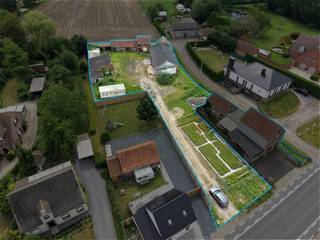 Dit veelzijdige perceel biedt tal van mogelijkheden voor wie op zoek is naar een woon- of landbouwproject op maat. Op het terrein kan een nieuwe woning worden opgericht; de recente funderingen en alle plannen incl. technisch dossier van de architect hiervoor zijn reeds aanwezig, wat een interessante meerwaarde vormt. U hoeft enkel een aannemer te zoeken die de bouw kan starten want ALLES is aanwezig ! <br /><br />Daarnaast kunnen de bestaande bijgebouwen (ca. 1.392 m³) grotendeels behouden en gerenoveerd worden. Er bestaat eveneens de mogelijkheid om deze gebouwen te herlokaliseren en te herbouwen.<br /><br />Ook een herbestemming naar landbouwgebruik behoort zelfs tot de mogelijkheden, mits de nodige vergunningen en onderbouwing. De omvang van eventuele bedrijfsgebouwen is daarbij afhankelijk van de aard en grootte van de landbouwactiviteit.<br /><br />Een uitzonderlijke kans voor wie wil bouwen op een perceel met veel ruimte en bijgebouwen en mogelijkheden. Richtprijs ! Meer info op kantoor. <br />Alle details, plannen en bijkomende informatie zijn beschikbaar op ons kantoor. Stuur gerust een e-mail naar hallo@wijsvastgoed.be