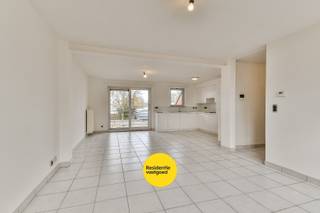 Zonnig appartement in het centrum van Oudenburg. Dit appartement omvat een lichtrijke woonkamer, open keuken (volledig ingericht met toestellen), berging, apart toilet, 1 slaapkamer en 1 kleinere kamer en badkamer met bad en lavabomeubel. Hiernaast is er ook een terras aanwezig.<br /><br />Centrale verwarming op aardgas - Maandelijkse huurprijs: €750,00 - Onmiddellijk beschikbaar - EPC: 191 kWh/m² - label B - Ref. OU28865.