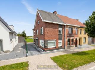 Te renoveren halfopen woning met OPRIT, GARAGE en DIEPE TUIN biedt bijzonder veel POTENTIEEL voor wie op zoek is naar RUIMTE en MOGELIJKHEDEN...