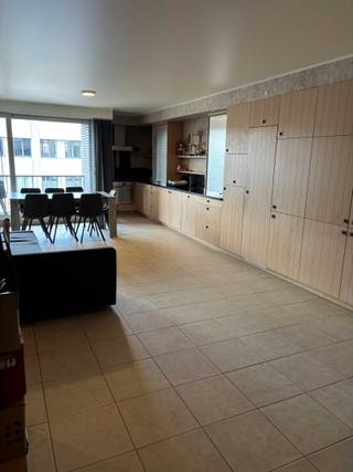 Appartement met 3 slaapkamers, gelegen op de 1e verdieping, beschikbaar vanaf 1 september 2025.