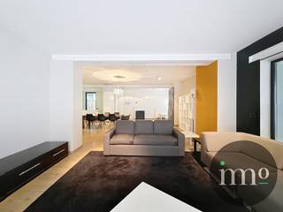 IMMO STORE presenteert deze ruime en unieke gelijkvloerse duplex met 4 slaapkamers op een toplocatie aan Tour & Taxis, vlak bij het...