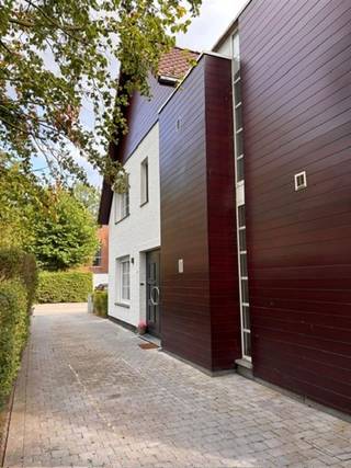 <p><span>Ben je op zoek naar een instapklare woning op een rustige, maar centrale ligging? </span></p><p><span>Deze volledig gerenoveerde halfopen bebouwing bevindt zich in een rustige straat, op wandelafstand van het centrum van Sint-Katelijne-Waver. </span></p><p><span>Scholen, winkels, openbaar vervoer en belangrijke invalswegen bevinden zich vlakbij, waardoor je geniet van een ideale combinatie van rust en bereikbaarheid.</span></p><p><span>Bij het betreden van de woning kom je terecht in een verzorgde inkomhal met aansluitend de traphal en gang. Op het gelijkvloers is een gastentoilet, een praktische berging, </span></p><p><span>een moderne, volledig uitgeruste keuken en een bijzonder lichtrijke leefruimte, bestaande uit twee gezellige ruimtes waarvan 1 uitkijkt op de tuin en je in het andere deel kan genieten van </span></p><p><span>de gezellige gashaard.</span></p><p><span>Op de 1e verdieping bevinden zich 3 volwaardige slaapkamers waar de master ook geniet van een terras, een stijlvolle badkamer, een apart toilet en een ruime nachthal.</span></p><p><span>De garage is eerder een grote berging maar er is ook een oprit voor meerdere wagens.</span></p><p><span>Buiten genieten van een prachtige, zonnige tuin met terras waar je in alle rust kunt ontspannen of gezellig kunt tafelen met familie en vrienden.</span></p><p><span>Interesse in deze charmante woning? </span></p><p><span>Neem gerust contact met ons op voor meer informatie of een bezoek ter plaatse.</span></p><p><span> </span></p><p><span> </span></p>