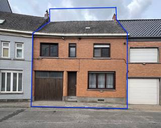 <p>In het hart van Herzele bevindt zich deze <strong>ruime woning met veel potentieel</strong>, ideaal gelegen op <strong>wandelafstand van station, winkels, scholen en het centrum</strong>.</p>
<p>De woning verwelkomt u via de inkomhal die toegang geeft tot een <strong>ruime en lichtrijke leefruimte</strong>, ingericht met zit- en eethoek. Aansluitend bevindt zich een <strong>grote leefkeuken</strong> met toegang tot het <strong>terras/binnenkoer</strong> en de badkamer, uitgerust met <strong>ligbad, lavabo en toilet</strong>.</p>
<p>Op de <strong>eerste verdieping</strong> bevinden zich <strong>drie volwaardige kamers</strong>, waarvan één ruimte perfect kan ingericht worden als <strong>extra badkamer, dressing of bureauruimte</strong>.</p>
<p>Een extra troef is de mogelijkheid om via de nachthal een doorgang te creëren naar de ruimte <strong>boven de garage</strong>, waar eenvoudig <strong>nog twee extra slaapkamers</strong> kunnen gerealiseerd worden, met aangenaam zicht op de tuin.</p>
<p>Via een <strong>vaste trap</strong> bereikt u de <strong>ruime zolderverdieping met voldoende stahoogte</strong>, die tal van mogelijkheden biedt voor verdere inrichting volgens eigen wensen (extra kamers, hobbyruimte, bureau, stockage…).</p>
<p>Daarnaast beschikt de woning over een <strong>grote garage met plaats voor twee wagens</strong> en een praktische doorgang naar de <strong>ruime achterliggende tuin</strong>. Ook een <strong>ruime kelder</strong> zorgt voor extra bergruimte.</p>
<p><strong>Troeven van deze woning</strong></p>
<p>✔ Centrale ligging nabij station, winkels, scholen en centrum<br />✔ Ruime bewoonbare oppervlakte met uitbreidingsmogelijkheden<br />✔ Garage voor 2 wagens<br />✔ Grote tuin en terras/binnenkoer<br />✔ Kelder en zolder met veel opslag- of inrichtingsmogelijkheden<br />✔ Ideale woning voor renovatieliefhebbers of investeerders</p>
<p>Deze woning biedt een <strong>uitstekende opportuniteit voor wie op zoek is naar ruimte, potentieel en een gunstige ligging</strong>, en graag een woning renoveert en personaliseert naar eigen smaak.<br />Bij interesse contacteer Kristien voor een bezoek ter plaatse: 0475 496218</p>