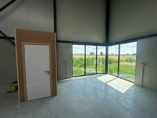 Nieuwbouw KMO-unit te huur met een oppervlakte van 180 m² en 2 privatieve parkeerplaatsen te huur. De casco magazijnruimte (brandklasse C) is...