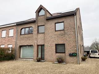 OMSCHRIJVING:- GELIJKVLOERS: Inkomhal met trap naar de eerste verdieping.- VERDIEPING 1: Ruime inkomhal die toegang geeft tot grote woonkamer (ca. 11...