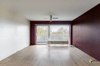 <p><span> </span></p><p><span>Op de grens van Borgerhout en Deurne, tegenover het Rivierenhof, bevindt zich dit goed onderhouden gebouw met op de tweede verdieping dit appartement met 2 slaapkamers. Op deze locatie profiteer je van een vlotte verbinding met het openbaar vervoer, het velo-deelsysteem en de auto. </span></p><p><span> </span></p><p><span>Het gebouw is goed onderhouden en beschikt over een geïsoleerd dak. De vaste kosten bedragen ca. €250/maand (all-in). Het appartement zelf is hier en daar op te frissen, maar dankzij de logische indeling, dubbele beglazing en gunstige EPC-score B vormt het de ideale basis om volledig naar jouw smaak af te werken.</span></p><p><span> </span></p><p><span>Je komt binnen in de open inkomhal met ingemaakte vestiairekast. De leefruimte (32 m²) baadt in natuurlijk licht en geeft rechtstreeks toegang tot het zuid-west-georiënteerde terras van maar liefst 20 m² – een absolute troef. Ook de keuken (9 m²) met basisuitrusting én de twee slaapkamers (11 m² en 15 m²) openen op dit ruime terras. De badkamer (4 m²) is uitgerust met een lavabo en inloopdouche; de wc is apart.</span></p><p><span> </span></p><p><span>Ben je op zoek naar een betaalbaar appartement om volledig naar eigen smaak in te richten of zoek je een interessante investering? Mis deze kans niet!</span></p><p><span>Bewoonbare opp. 82 m² ref.: bruto vloeropp. EPC. Voor meer info of een gratis schatting surf naar www.hansimmo.be</span></p><p><span> </span></p>